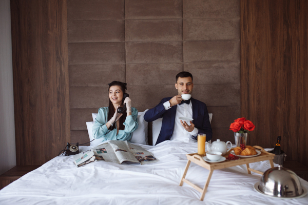 Как отметить праздник в отеле и что подарить?